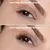 Comparação de olhos com e sem a máscara Big No Panda Brown da Vizzela, mostrando a diferença no volume dos cílios.