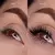 Imagem mostrando o efeito da Máscara Para Cílios Girl Power da Vizzela, com comparação do antes e depois na aplicação do produto.