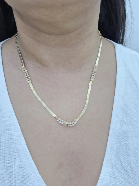 Colar folheado a ouro 18k fita laminada e riviera cristal - comprar online