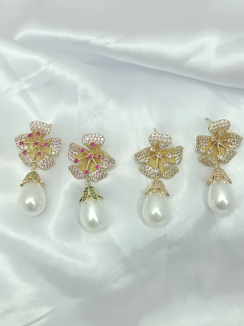 Brinco folheado a ouro 18k flor de pérola