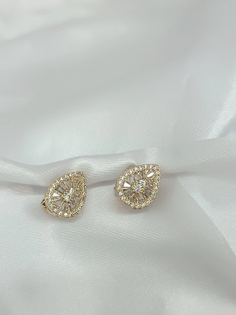 Brinco de pressão folheado a ouro 18k gota cravejado