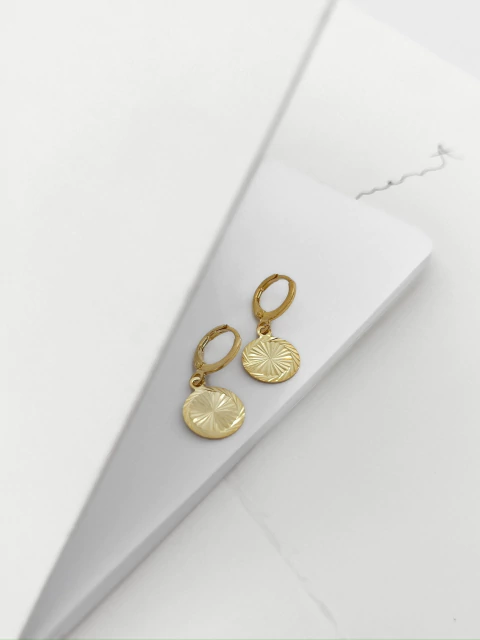 Brinco argola folheada a ouro 18k medalha - comprar online