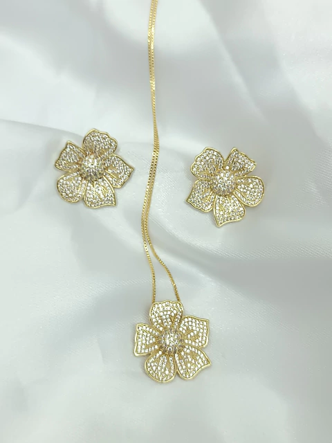 Conjunto folheado a ouro 18k flor cravejada - comprar online