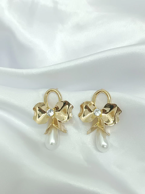 Brinco folheado flor metal e Pérola gota - comprar online