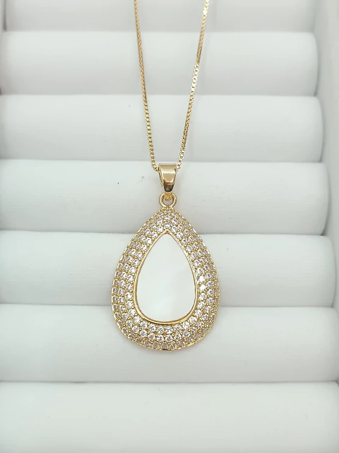 Colar folheado a ouro 18k gota madre pérola cravejado