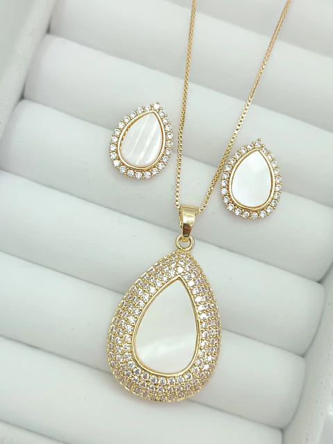 Conjunto folheado gota madre pérola cravejada