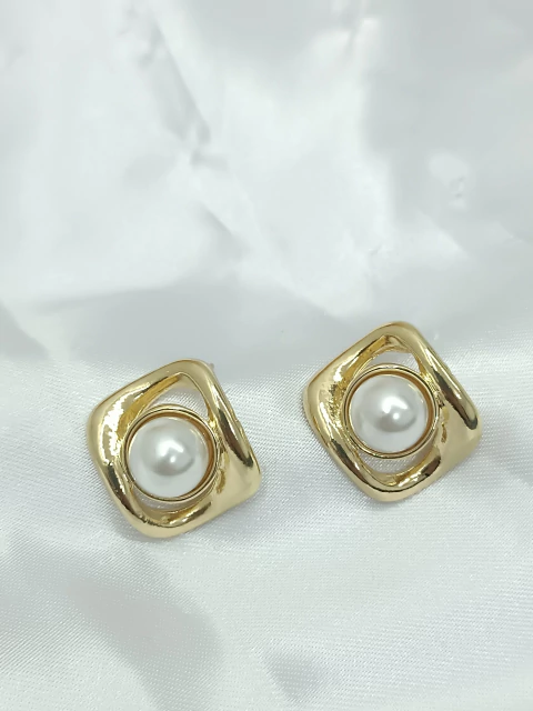 Brinco folheado a ouro 18k Pérola quadrado - comprar online