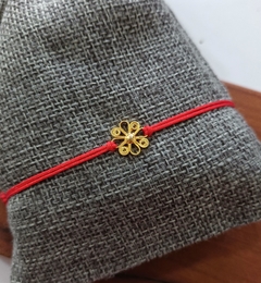 Pulsera hilo rojo flor calada con baño en oro