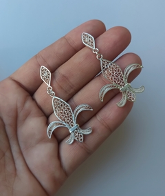 Aretes flor de lis con topo