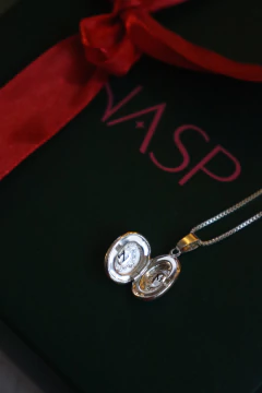 Relicário Inicial Personalizável Banho Prata