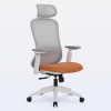 Cadeira de escritório ergonômica DT3 Elin com encosto cinza claro, assento laranja e apoio de cabeça, vista lateral.