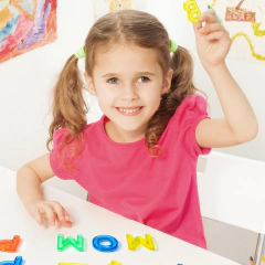 Letras mayúsculas traslúcidas en internet