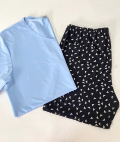 PIJAMA MASCULINO BLUSA AZUL BEBE SHORT PRETO TRIANGULOS