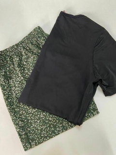 PIJAMA MASCULINO BLUSA PRETA SHORT VERDE FOLHA - comprar online