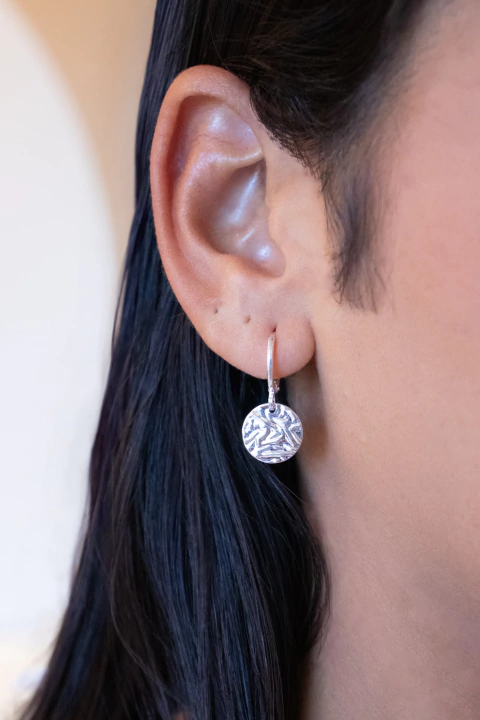 Argolinha Pingente Medalha Texturizada - comprar online