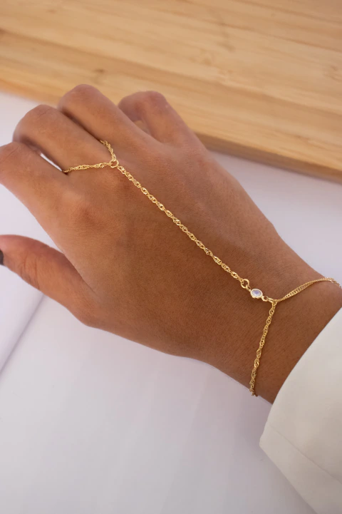Hand Chain Minimalista Cristal Dourado - comprar online