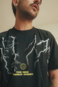 REMERA THE NEW WORLD - comprar online