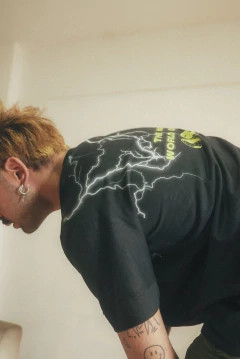 REMERA THE NEW WORLD - Tienda4Elements