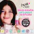 Niña sonriente mostrando un esmalte infantil Color App fucsia certificado sin gluten con íconos de características como hipoalergénico, vegano y no testeado en animales