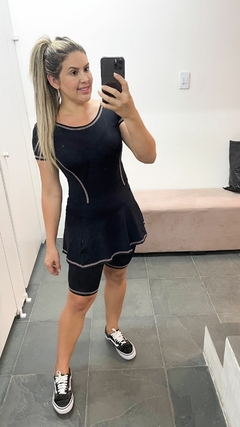 Macaquinho Fitness Evasê Preto detalhe Linha rose Marcelina