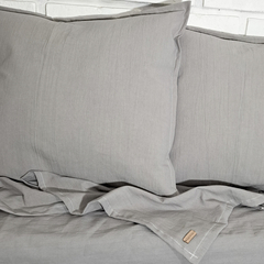 PIE DE CAMA ¨LONDRES¨ EN TUSOR-QUEEN SIZE CON 2 ALMOHADONES 50 X 50. GRIS