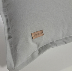 ALMOHADON PRAGA EN TUSOR DE 40 x 40 GRIS PERLA