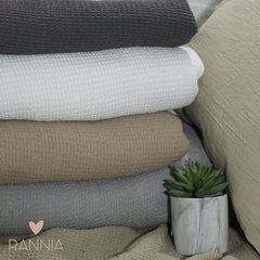 CUBRE CAMA ¨VENECIA¨ EN NIDO DE ABEJA CON 2 ALMOHADONES 50x50 QUEEN SIZE - Rannia