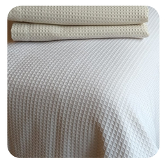 CUBRECAMA ¨VENECIA¨ EN NIDO DE ABEJA - KING SIZE CON 2 ALMOHADONES DE 50x50cm