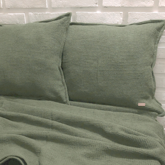 PIE DE CAMA KING ¨NUEVA YORK¨ CON 2 ALMOHADONES DE 50X50CM VERDE SECO