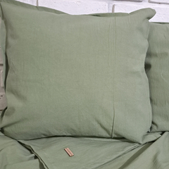 PIE DE CAMA ¨LONDRES¨ EN TUSOR-QUEEN SIZE CON 2 ALMOHADONES 50 X 50. VERDE SECO