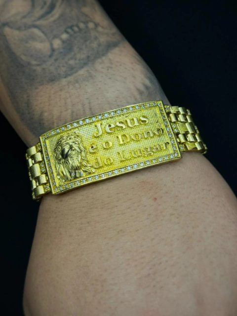 Bracelete jesus é o dono do lugar moeda.
