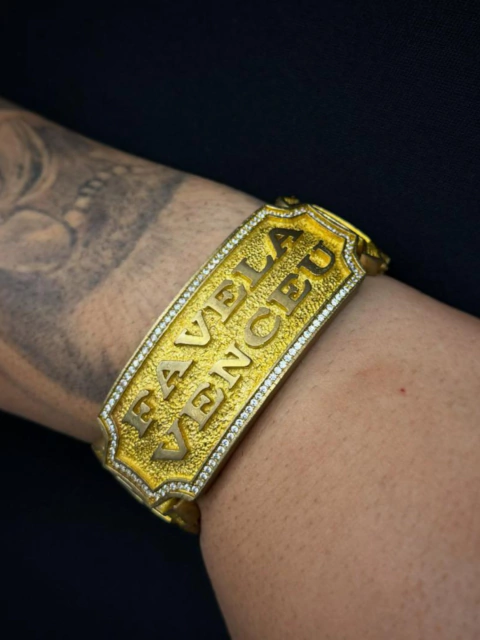 Bracelete Favela venceu moeda.