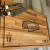 Tabla personalizada + Tenedor + Cuchillo | Cancha + Escudo + Frases | Estudiantes - tienda online