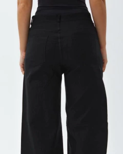 Pantalón BERNA con tachas en internet