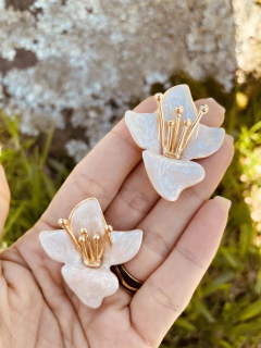 Brinco de Flor Resinada - comprar online