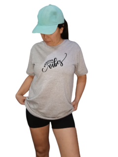 Remera Gris Estampada Positive Vibes