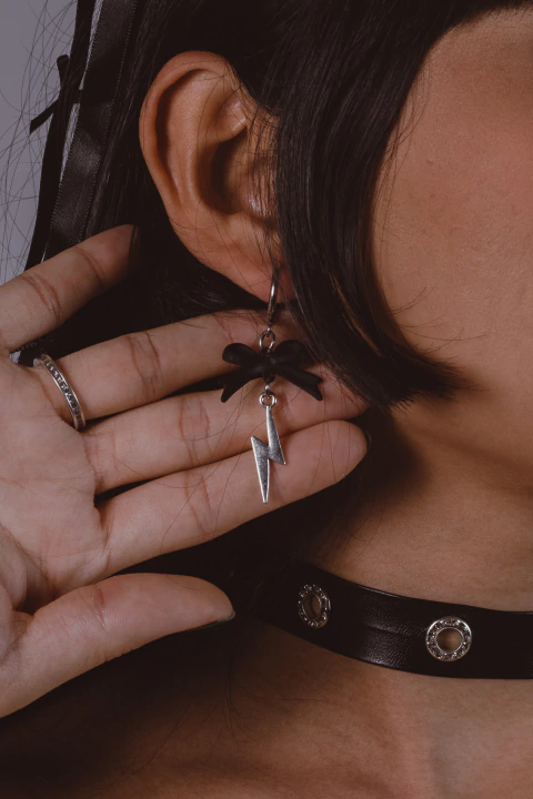 BRINCO RAIO E LAÇO PRETO - comprar online