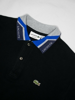 POLO LACOSTE GOLA AZUL (M) - BRECHÓ TOFFOLIANDO