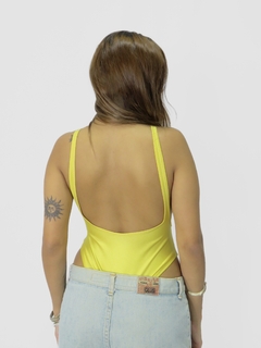 MAIÔ AMARELO (M) na internet