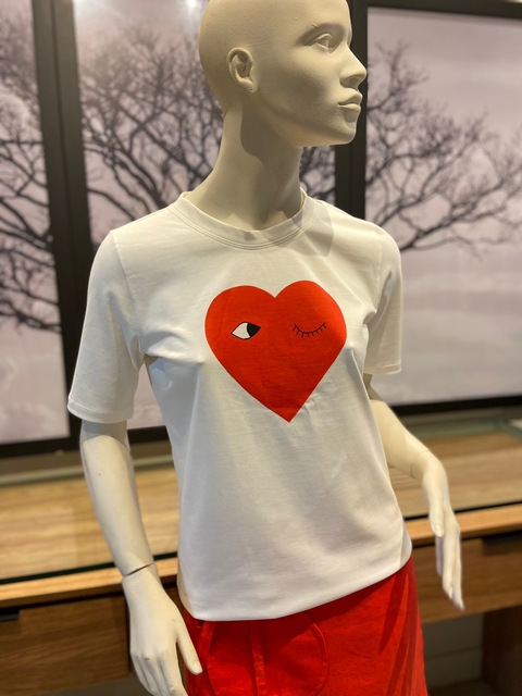 CAMISETA DE CORAÇÃO VERMELHO - MALHA