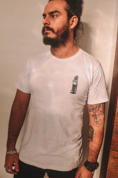 Camiseta White na internet