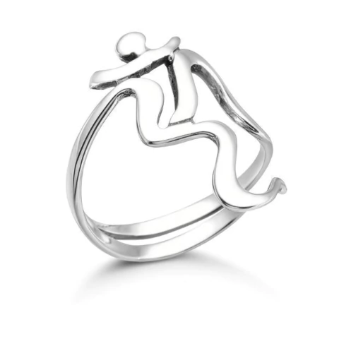 Anel de prata com símbolo Om recortado em design moderno e estilizado