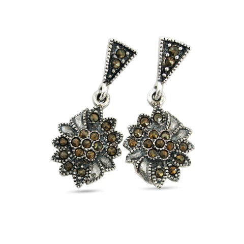 Par de brincos em formato de flor feitos em prata 925 com detalhes em marcassita