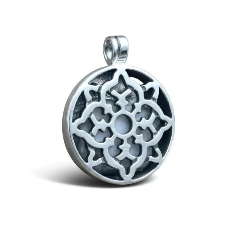 Pingente redondo de metal com desenho mandala em espiral vazado, fundo escuro