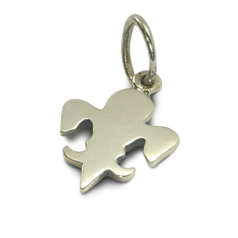 Pingente em formato de flor de lis feito em prata 925 com acabamento polido