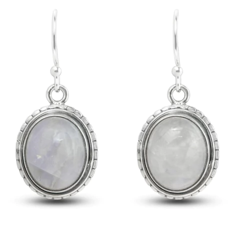 Brincos de prata com pedra natural oval branca em moldura detalhada