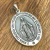 Pingente oval de prata 925 com imagem detalhada de Nossa Senhora Milagrosa e frase religiosa gravada ao redor