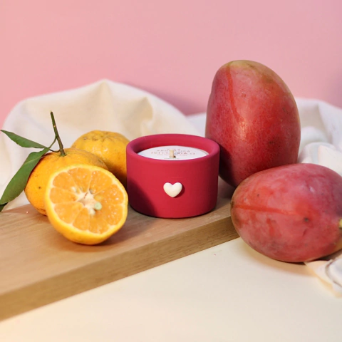 Vela aromática na cerâmica corações - Essência manga com tangerina