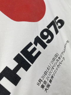 (L) The 1975 Tee na internet