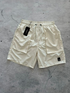 SHORT DE BAÑO LISO CON BOLSILLOS CARGO CREM